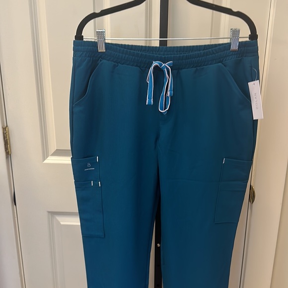 DOLAN women’s Madeleine 8 Pocket Slim Scrub Pants - Picture 3 of 16
